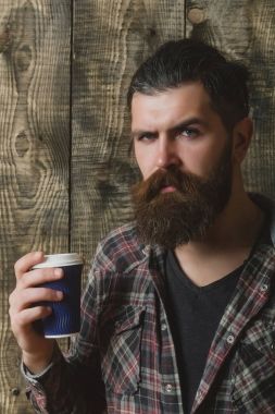 mavi plastik bardak tutan adam