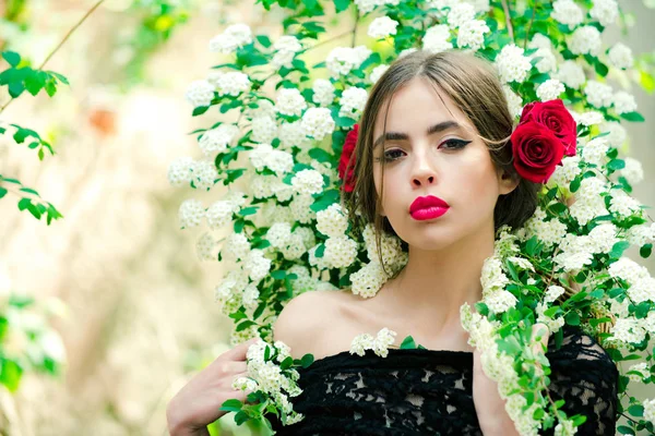 Mulher com maquiagem espanhola na moda, rosa flor no cabelo — Fotografia de Stock