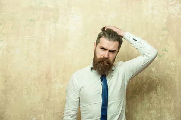 Hipster u hombre barbudo con barba larga en la cara seria —  Fotos de Stock