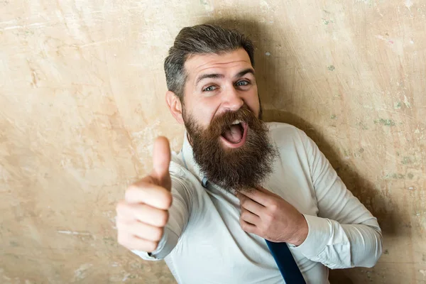 Duim omhoog gebaar van bebaarde man met lange baard — Stockfoto