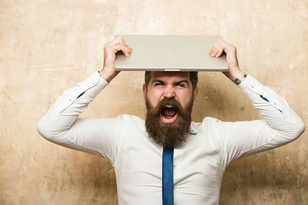 Человек или хипстер с длинной бородой держать ноутбук — стоковое фото
