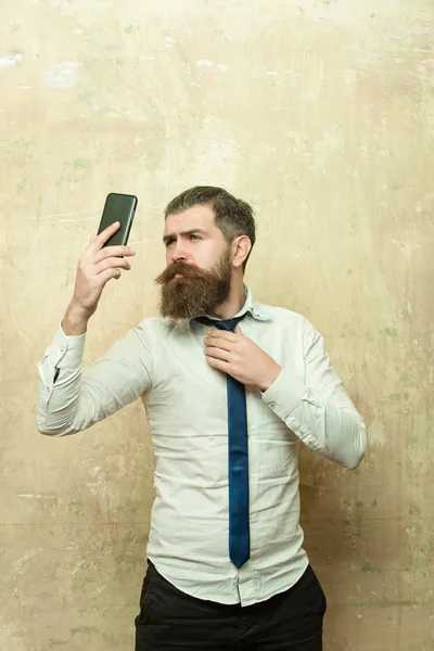 Johtaja tai parrakas mies, jolla on pitkä parta puhelimessa — kuvapankkivalokuva