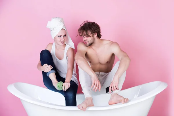 Casal feliz no amor de homem e mulher na banheira — Fotografia de Stock