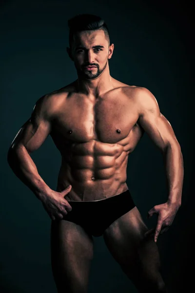 Сексуальна людина з м'язистим тілом в нижній білизні штани — стокове фото