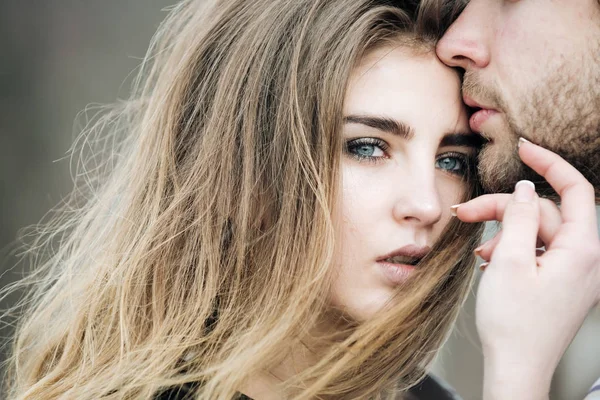Sensual labios masculinos tocando cara linda de mujer hermosa —  Fotos de Stock
