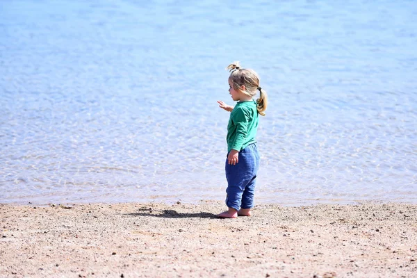 Little boy at beach of blue ocean — Stock Photo, Image