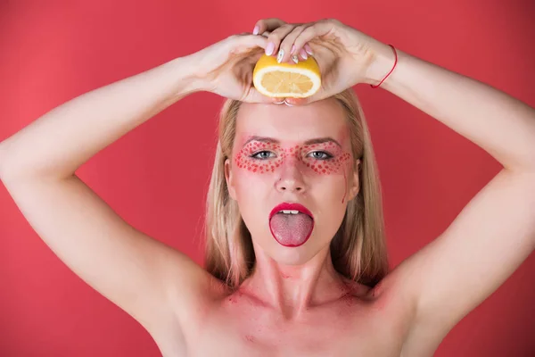 Bonita mujer rubia con maquillaje creativo de moda mantenga limón, vitamina —  Fotos de Stock
