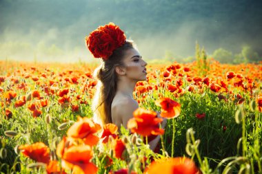 haşhaş tohumu buket uzun kıvırcık saçlı kız