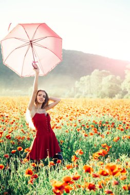 şemsiye ile haşhaş tohumu alanında oldukça mutlu kız