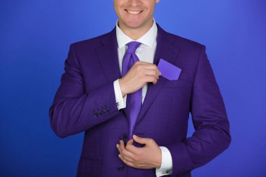 adam boş banka veya kartvizit cebine koyarak elle