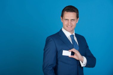 banka veya iş kartı ile gülümseyen adam