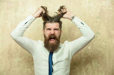 adam ya da yüz bağırarak üzerinde uzun sakallı hippi