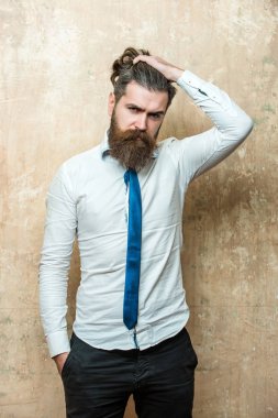 ciddi adam ya da ciddi bir yüz üzerinde uzun sakallı hippi