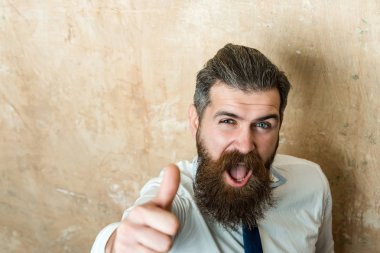 mutlu yüz üzerinde uzun sakallı adam veya hipster sakallı