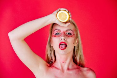 güzel sarışın kadın yaratıcı moda makyaj tutun limonlu vitamini