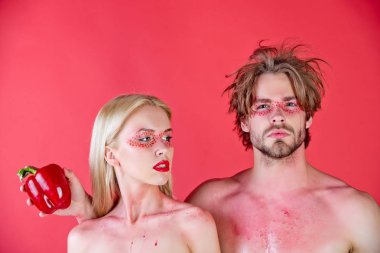 Çift holding dolmalık biber ile çıplak göğüs