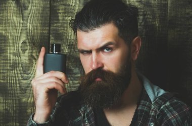 siyah parfüm veya kolonya şişesiyle poz hipster