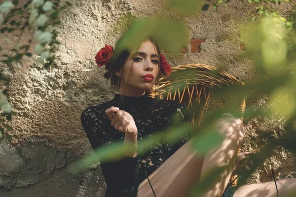 Siyah elbiseli kadın genç güzel