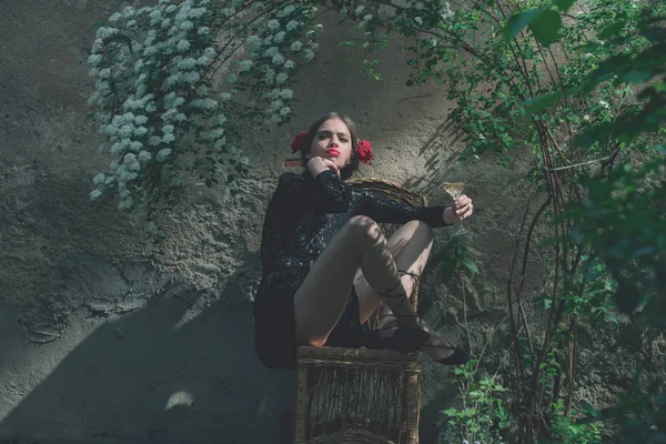 Kırmızı dudaklar ile Şarap kadehi oturan kızla