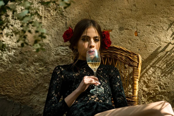 Прелестная девушка со стильными красными губами, держа бокал вина — стоковое фото
