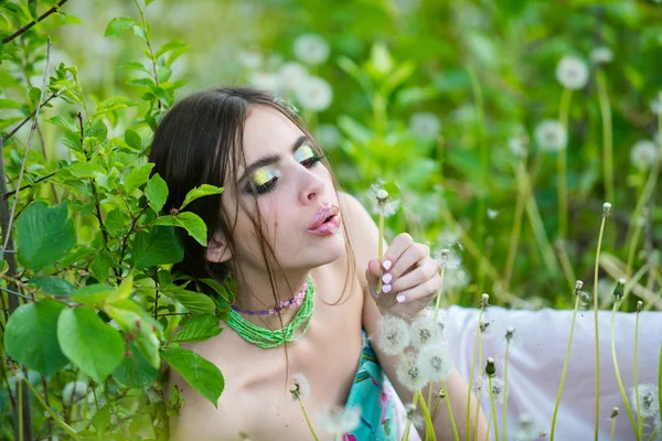 Dandelion field and pretty girl with fashionable makeup — Stock Photo, Image