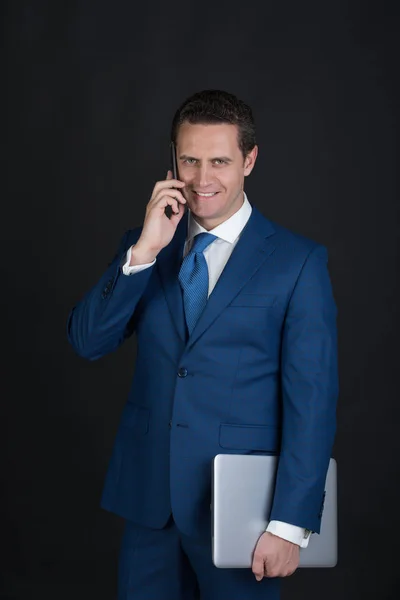 Hombre hablando por teléfono con el portátil — Foto de Stock