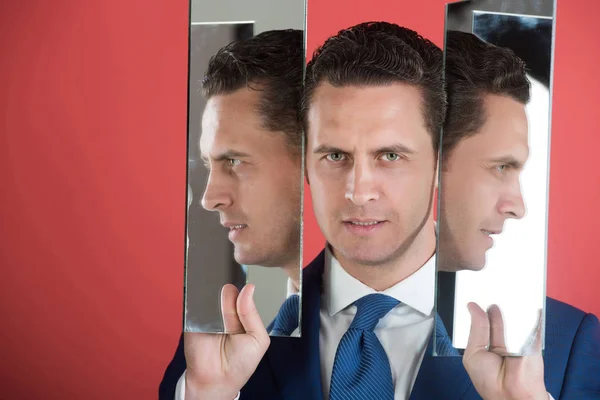 Роздуми на обличчі людини і профілі в двох дзеркалах — стокове фото