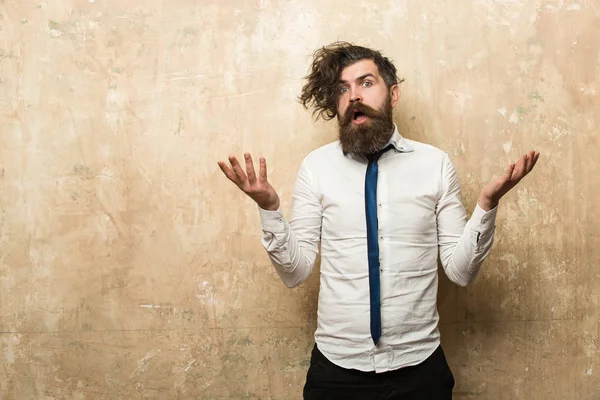 Homem hipster ou barbudo com longa barba no rosto surpreso — Fotografia de Stock