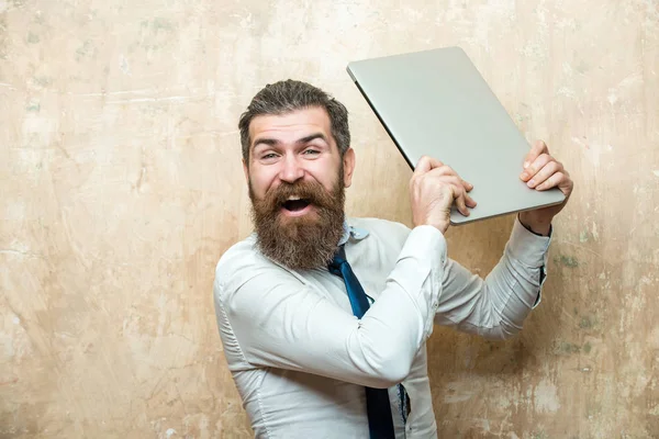 Hombre o hipster con barba larga mantenga portátil, exceso de trabajo — Foto de Stock