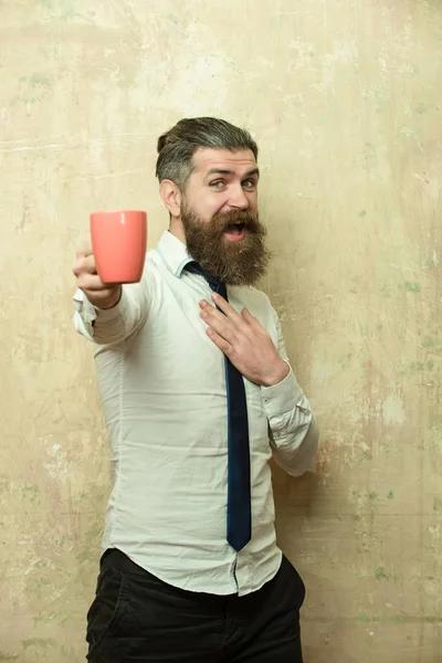 Mutlu yüz müdürle çay veya kahve Kupası tutun — Stok fotoğraf
