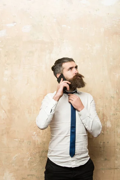 Бизнесмен или бородатый мужчина с длинной бородой говорит по телефону — стоковое фото