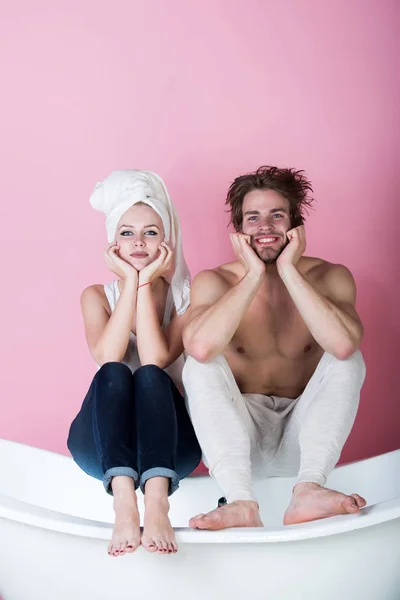 Žena s ručníkem a muž na vaně, pár v lásce — Stock fotografie