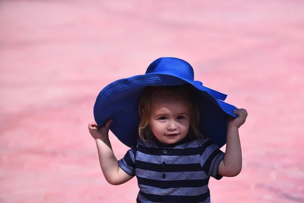 Kid pojke i blå kvinnlig hatt — Stockfoto