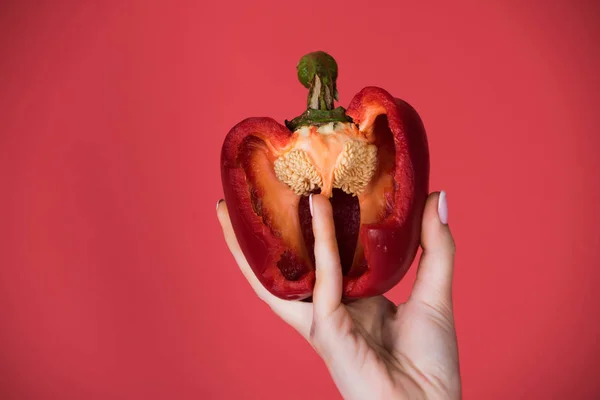 De helft van de paprika in handen van de vrouw, hart — Stockfoto