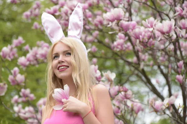 Meisje in bunny oren met magnolia tak — Stockfoto