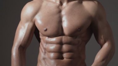 Çıplak erkek vücut. Erkek modeli. Atletik erkek pazı, omuzlar, triceps, göğüs, abs ile altı paketi. Erkek model iç çamaşırı seksi. Çıplak gövde. Vücut geliştirmeci fitness modeli. Seksi portre çok kaslı