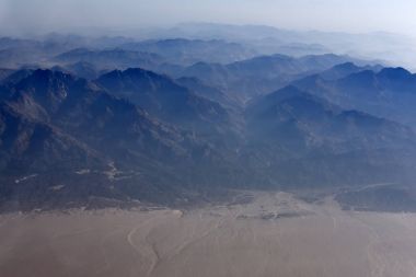 Beyazla kaplı dağlar duman güzel manzara