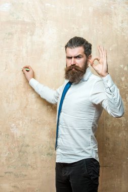 öğretmen, ciddi bir yüz üzerinde sakallı adam yazmak tebeşir ile