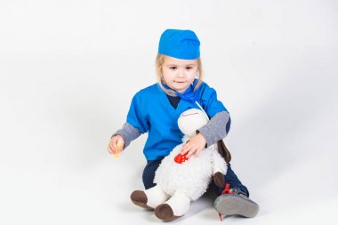 Doktor veteriner oyuncak hayvan ile oynarken tek tip çocuk