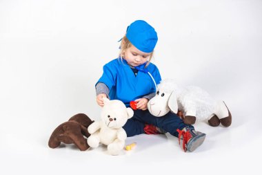 oyuncak hayvan ile tek tip oyun doktor çocukta veteriner