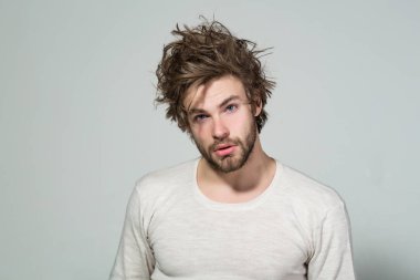 uzun uncombed saçlı uykulu adam sabah uyanmak