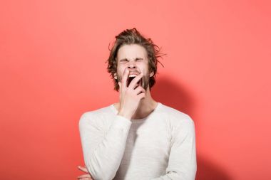 uzun uncombed saçlı, sabah uyanmak uykulu esneme adam