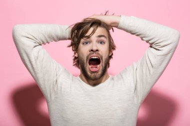 uzun uncombed saçlı şaşırmış adam sabah uyanmak