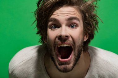 mutlu adam uzun şık uncombed saç, sabah ve berber dükkanı