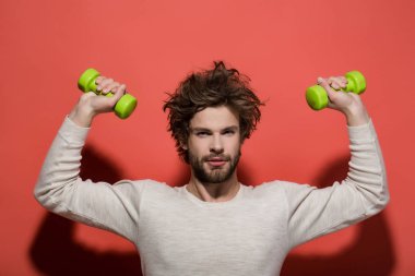 yakışıklı adam sabah egzersiz, barbell ile saç uncombed