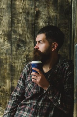 Acımasız sakallı hippi plastik kahve fincanı holding