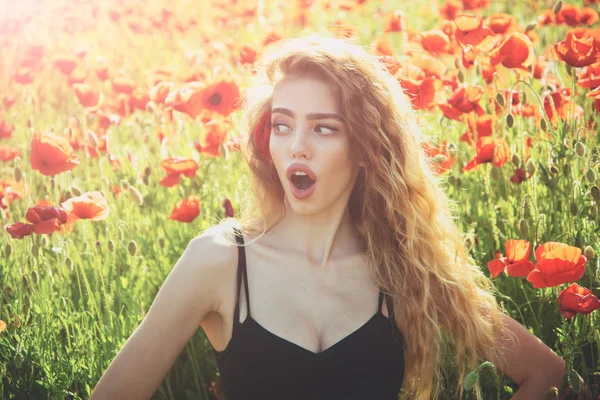 Mulher bonita ou menina surpreso no campo de sementes de papoila — Fotografia de Stock