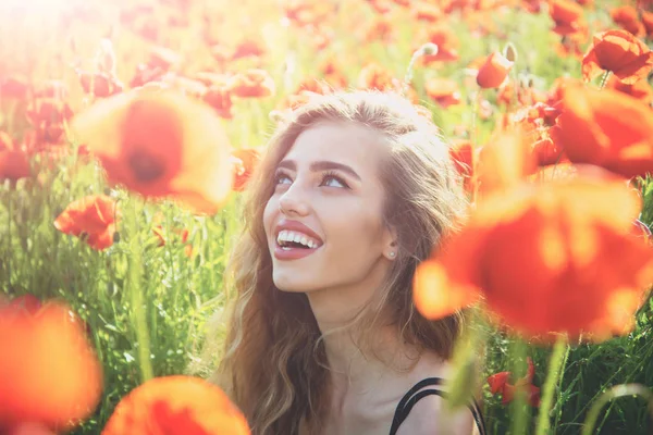 Graines de pavot et fille heureuse avec de longs cheveux bouclés — Photo