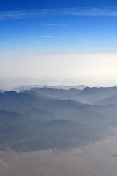 Vista das montanhas a partir da janela do avião — Fotografia de Stock