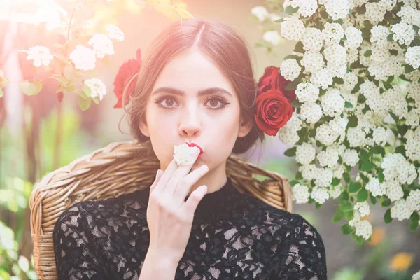 Dívka s bílou kvetou v ruce — Stock fotografie